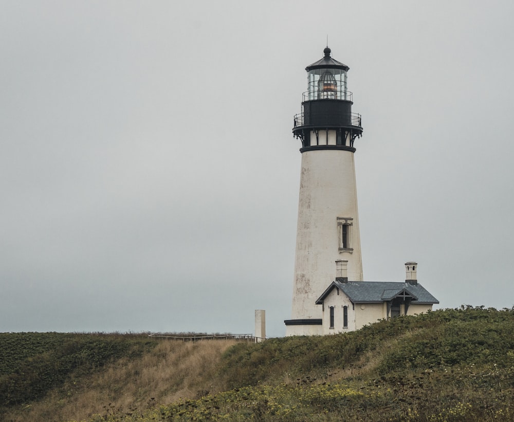 Farol perto de casa no topo da colina