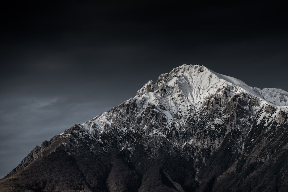 cume da montanha coberto de neve