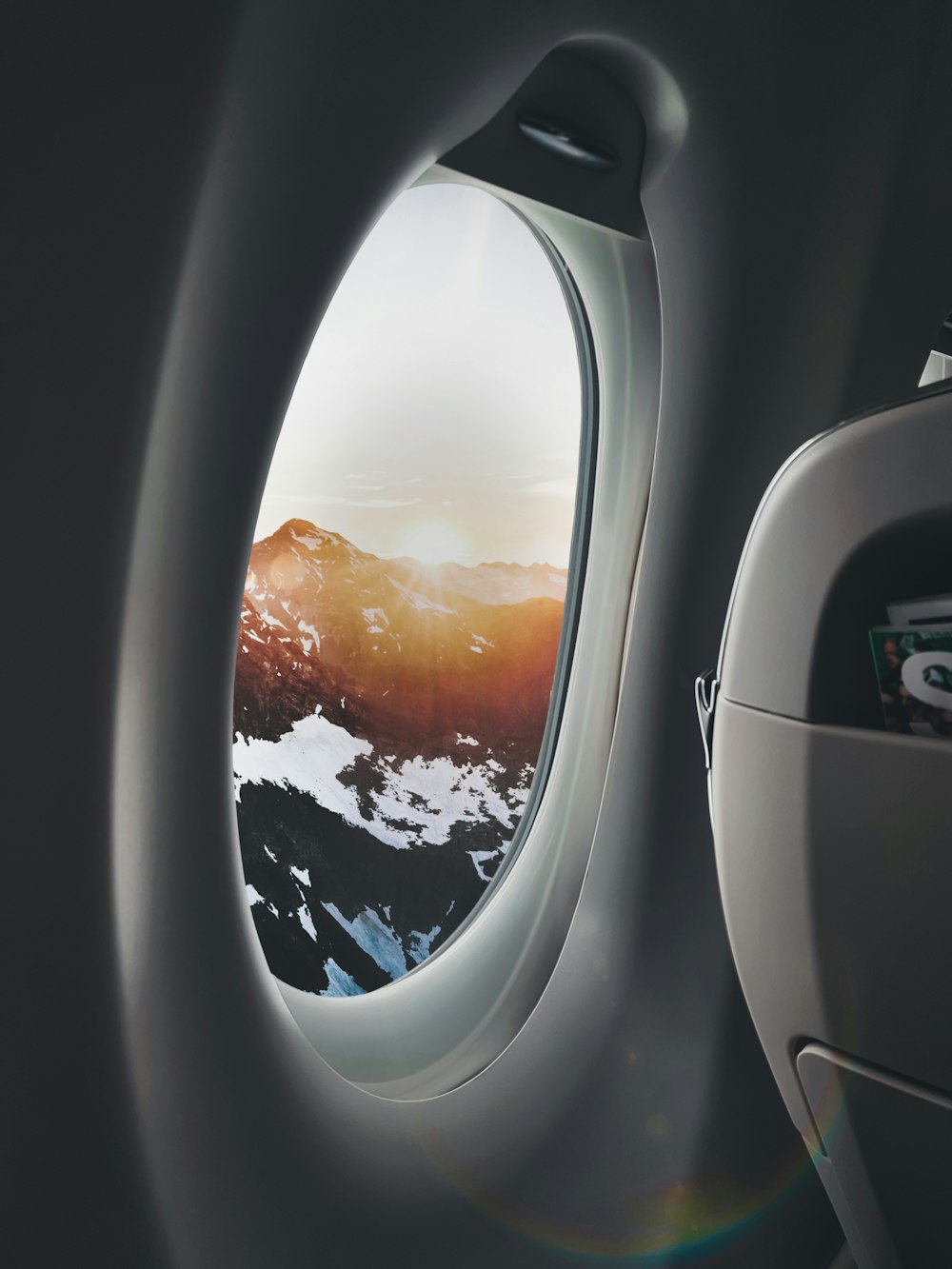 Ventana del avión que muestra la montaña