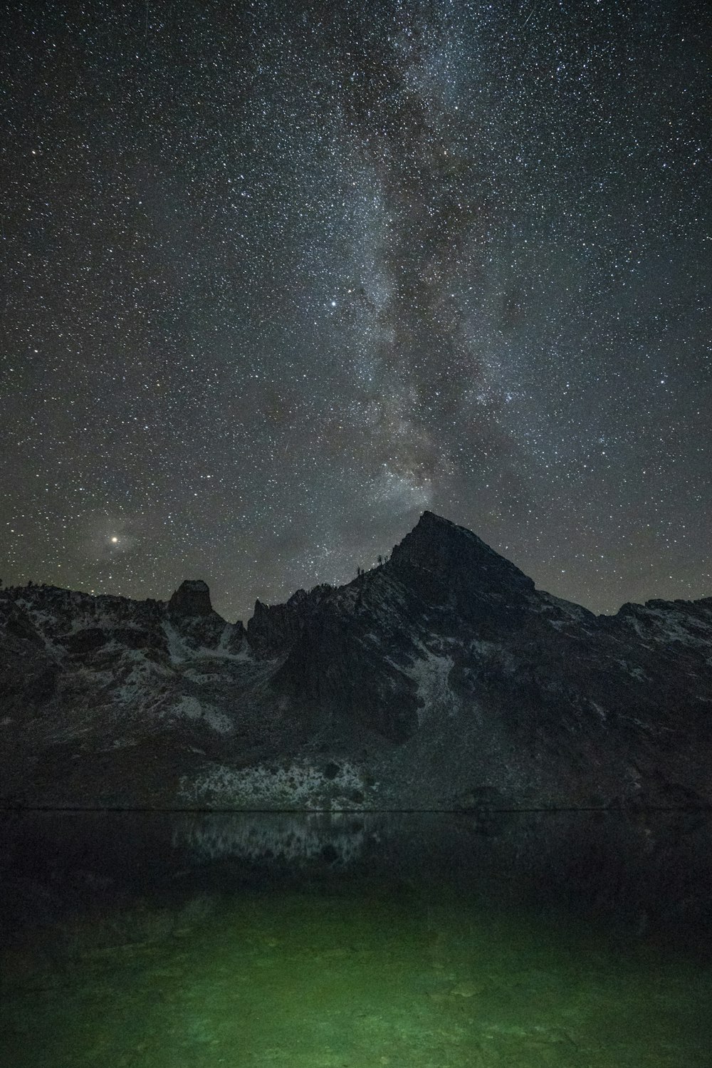 산의 실루엣 위의 별