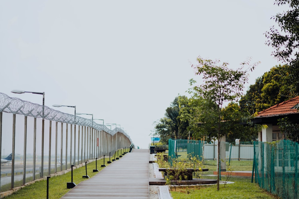 Mesa de piquenique no parque perto da companhia aérea