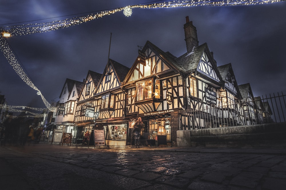 casa iluminada à noite