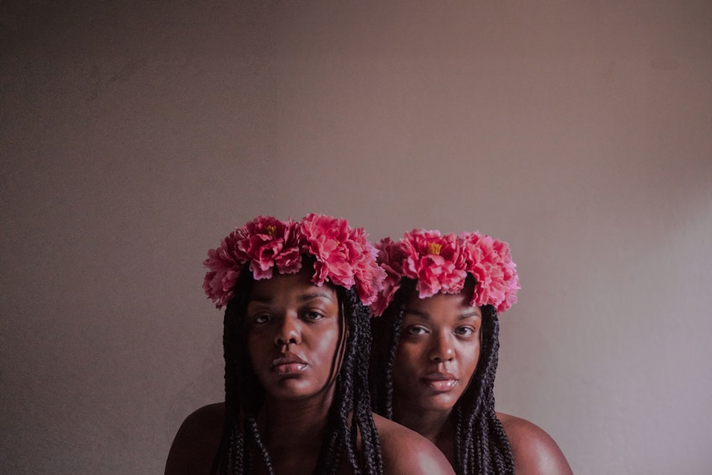 femme en coiffe de fleurs roses