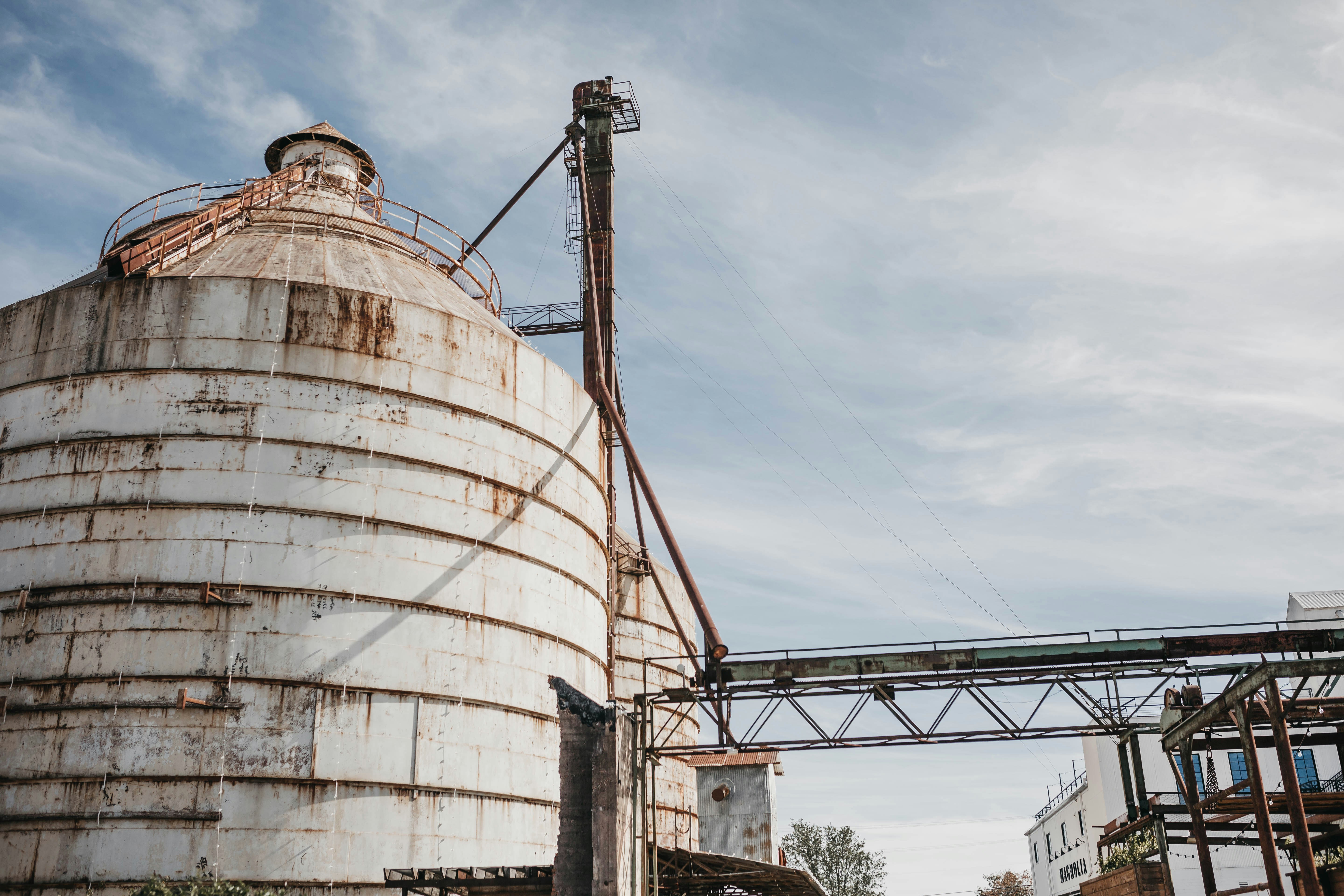Un gran silo de metal sentado al lado de un edificio