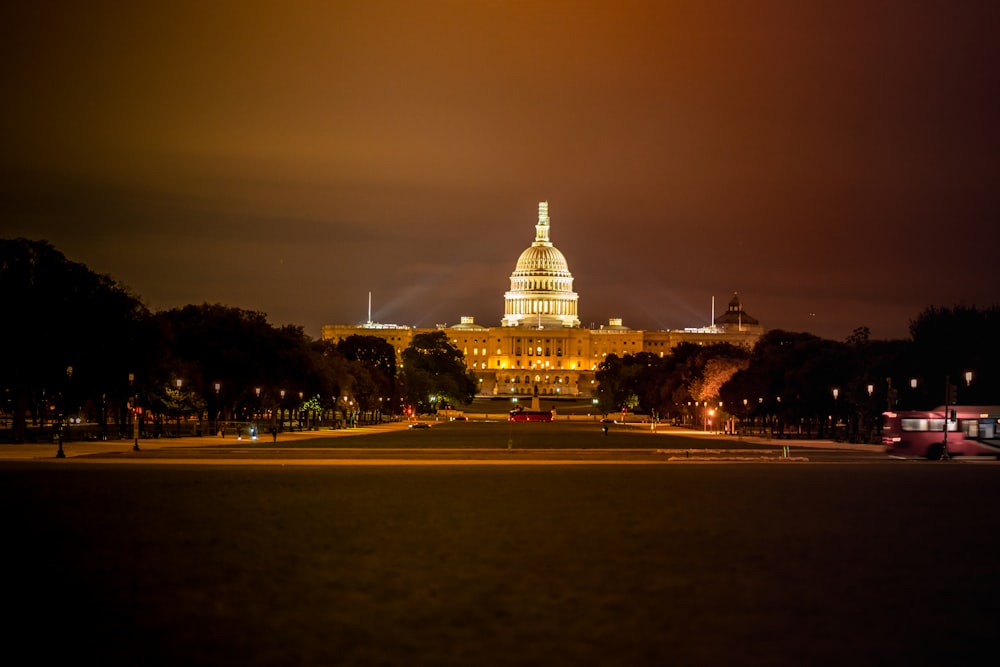 Capitolio de EE. UU. durante la noche