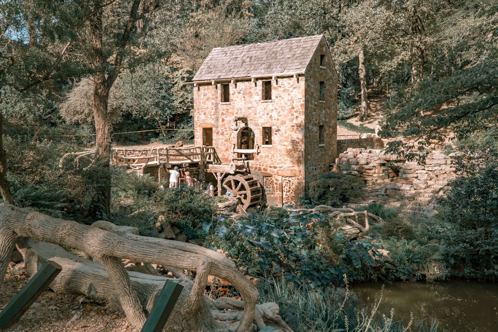 Casa marrom cercada de árvores