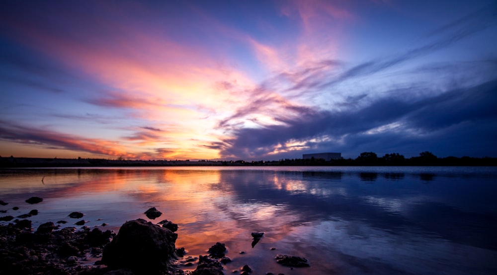 Silhouette des Berges bei Sonnenaufgang