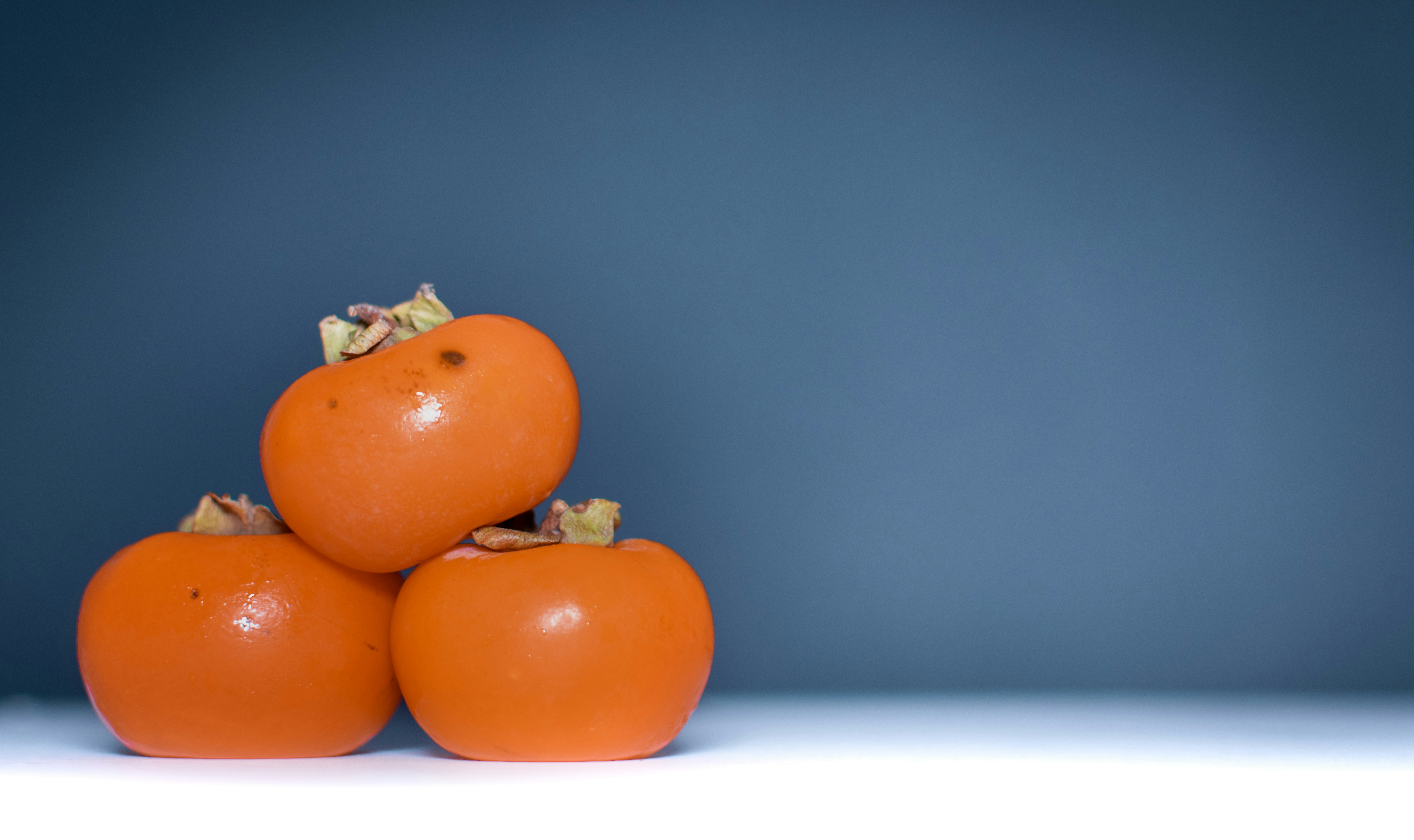 three persimmon fruits, Des Kakis Orangées