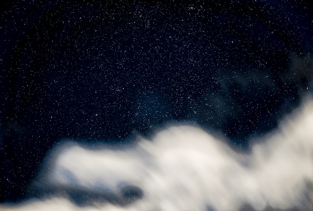 구름과 별의 흑백 사진