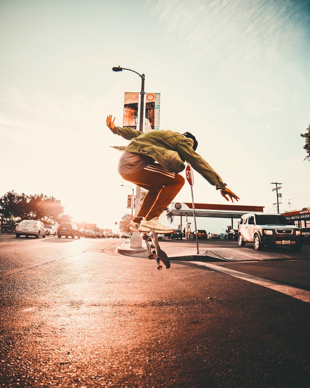 homme faisant un tour de planche à roulettes