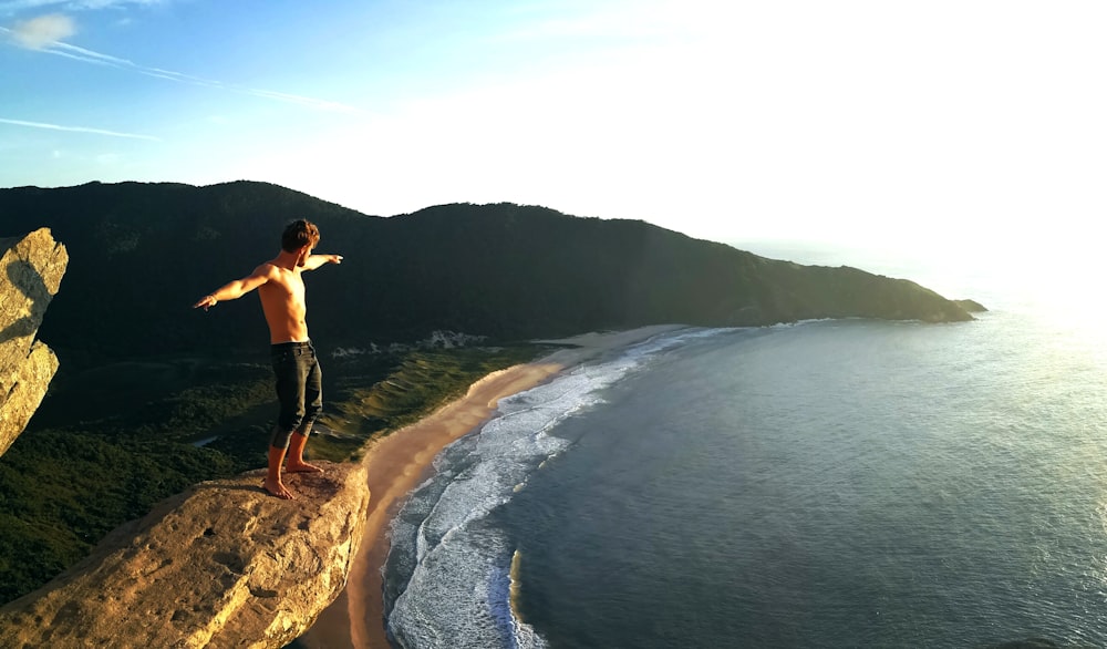 hombre de pie en la orilla del mar