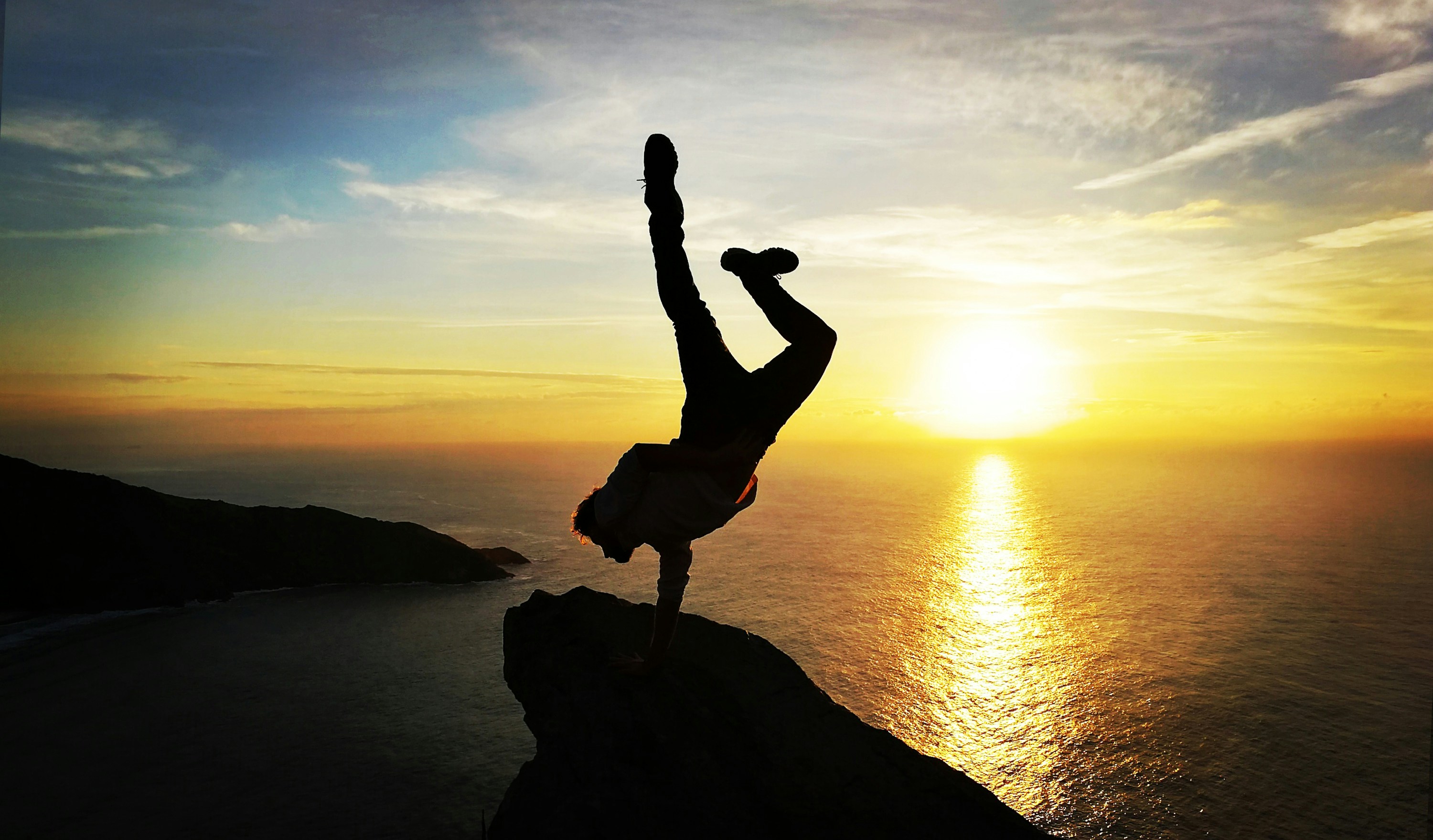 👵💰: 늘어나는 노인 복지, 텅 비는 지갑? 미래를 위한 투자 vs. 당장의 부담!