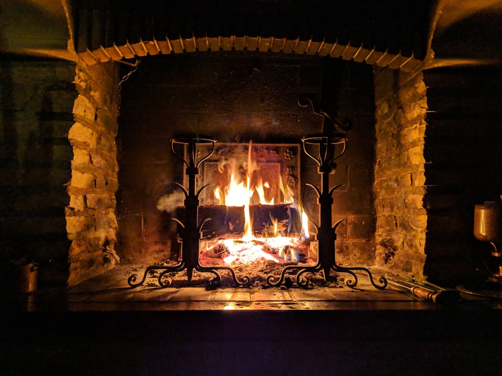 feu brûlant sur la cheminée