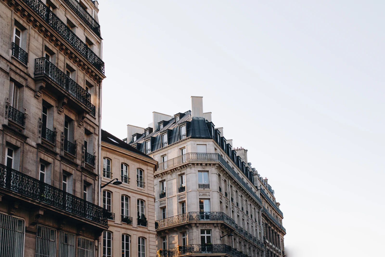 Immeubles blancs sous un ciel nuageux