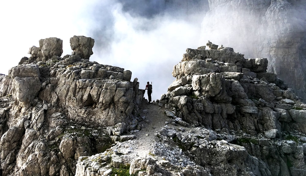 silhouette de personne debout sur Rock Mountain pendant la journée