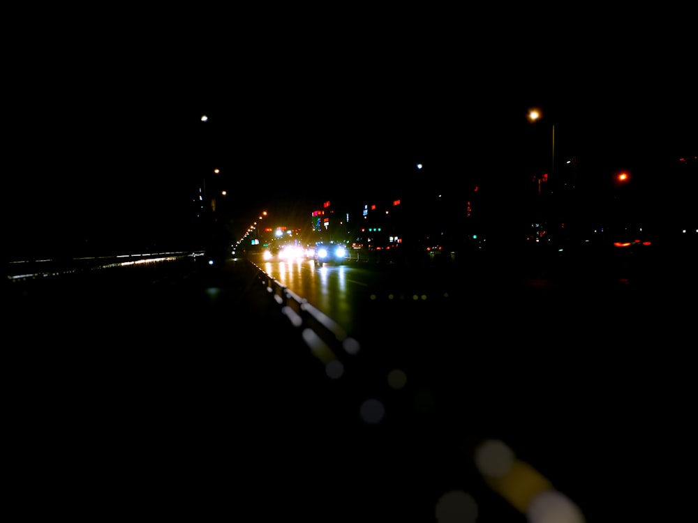 Véhicules sur la route pendant la nuit