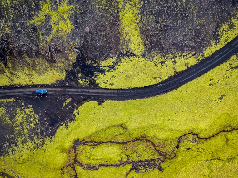 Fotografía aérea de la senda de la carretera negra