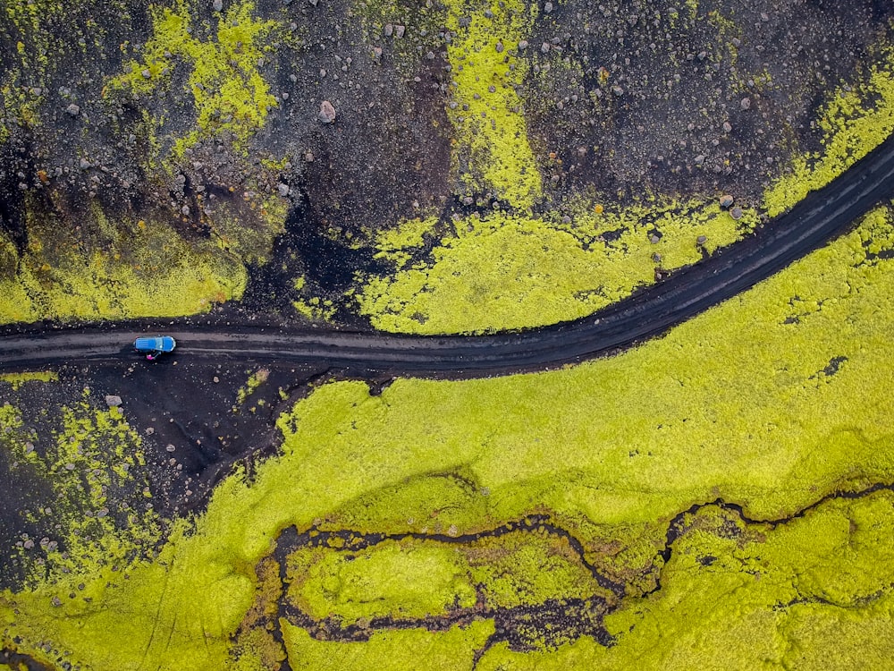 Fotografia aerea del sentiero della strada nera