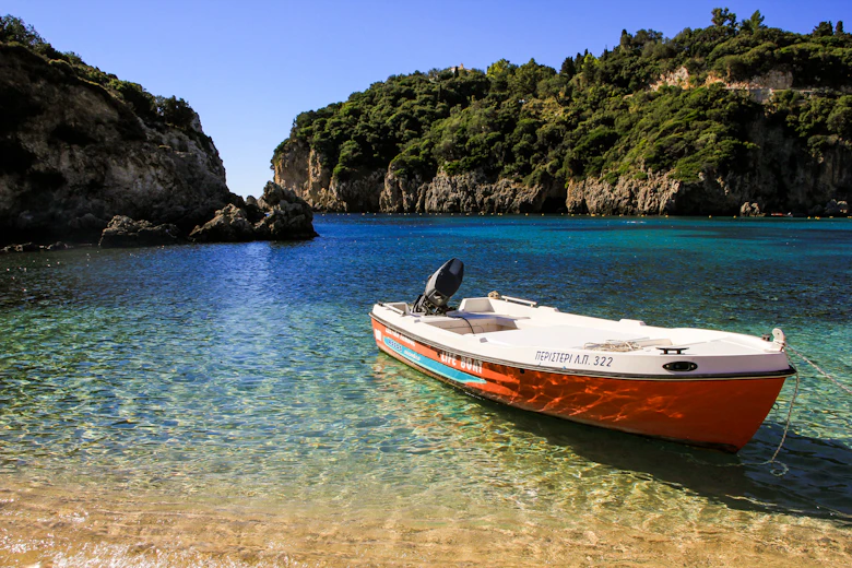 Turquoise baai met steile kliffen op Zakynthos