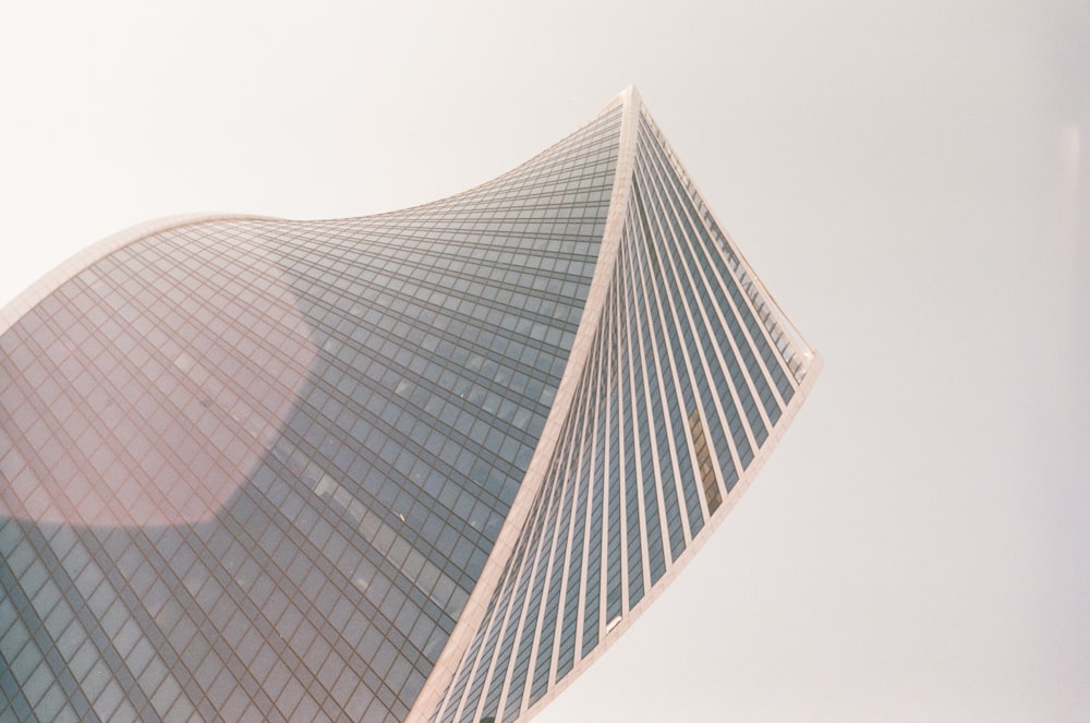 커튼월 고층 건물의 로우 앵글 사진