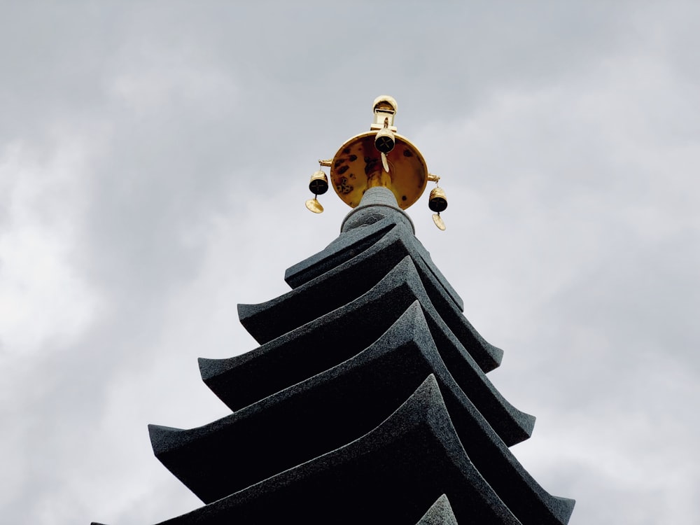 Temple avec tour d’or sous ciel gris
