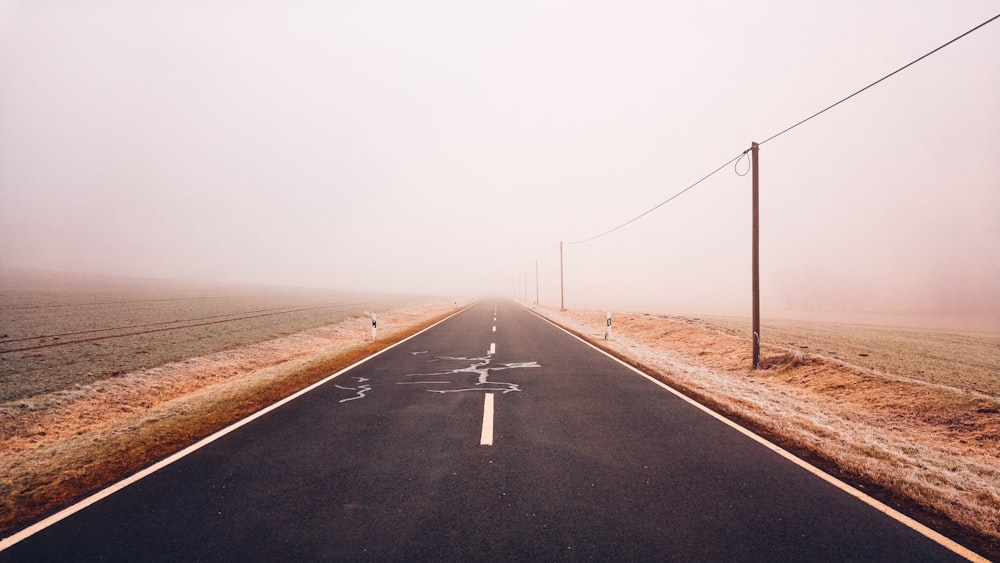 Carretera vacía durante el día