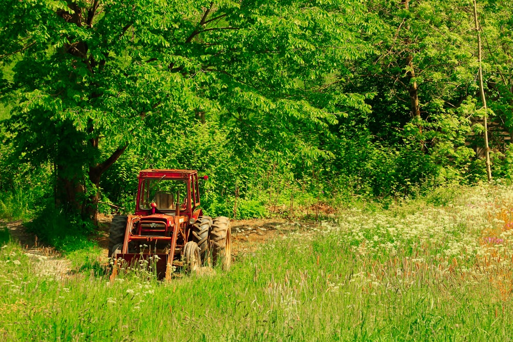 赤い農業用トラクター