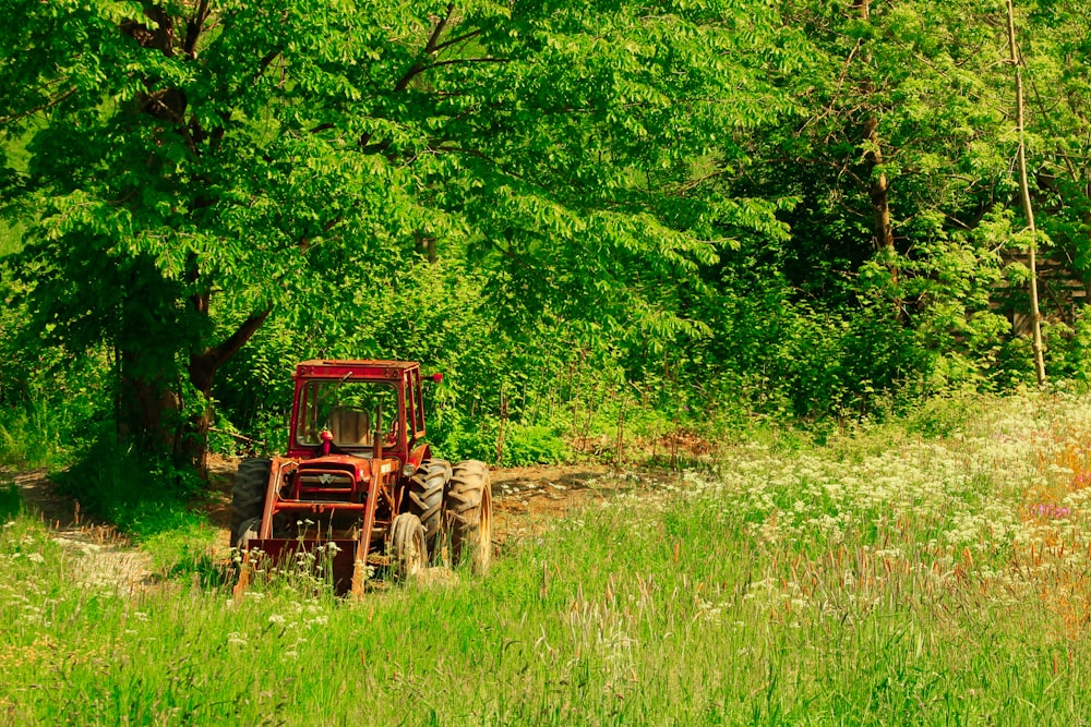 Tractor agrícola rojo