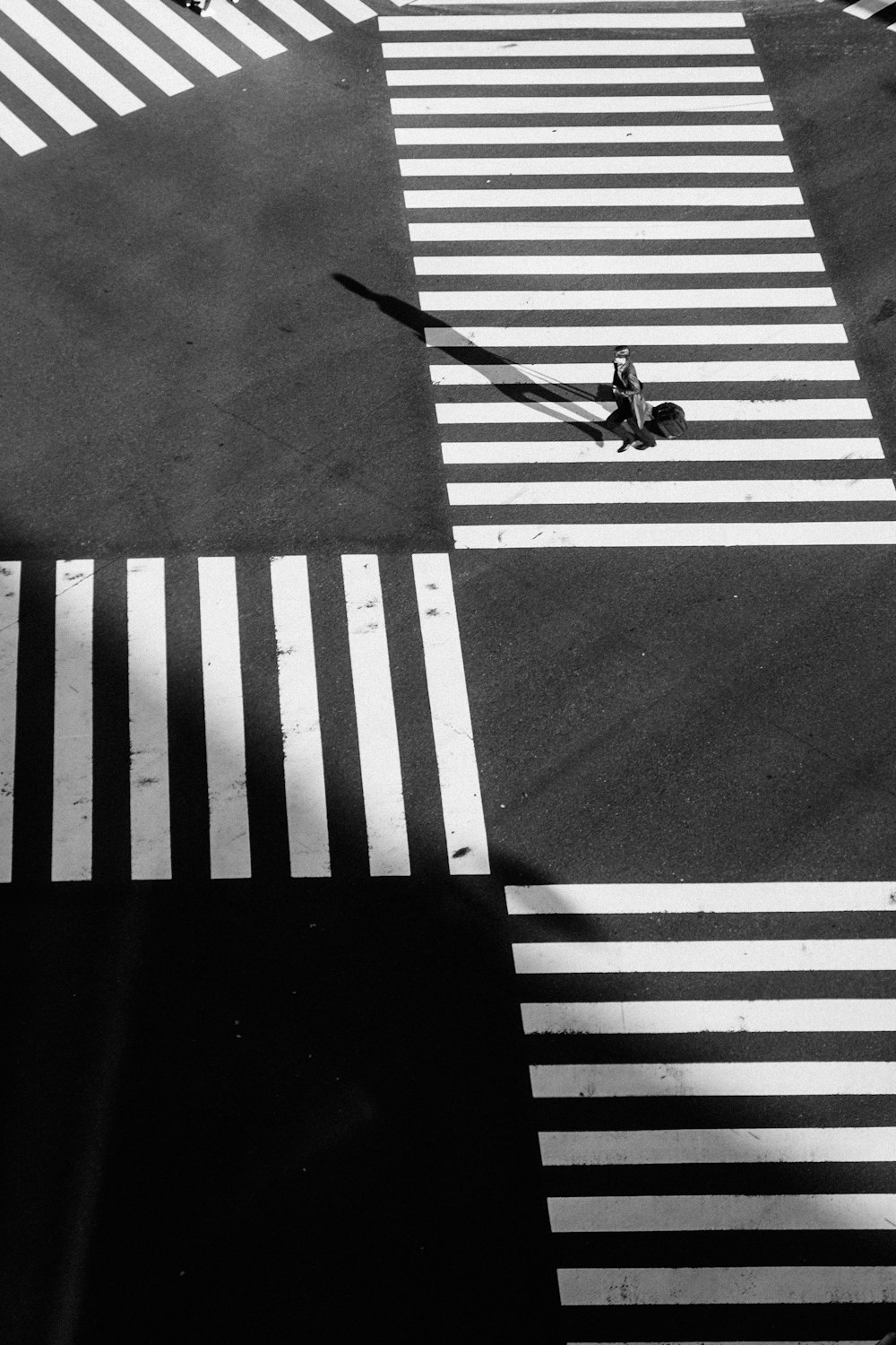 Persona que cruza por el carril peatonal