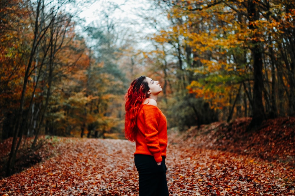 femme portant un pull orange pendant la journée