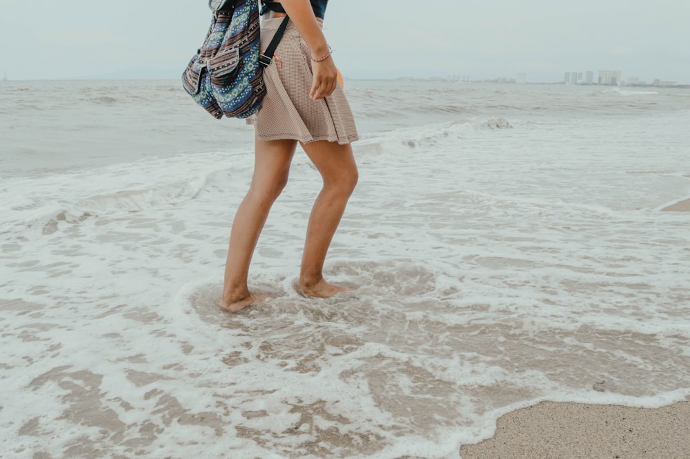 mulher que caminha na praia