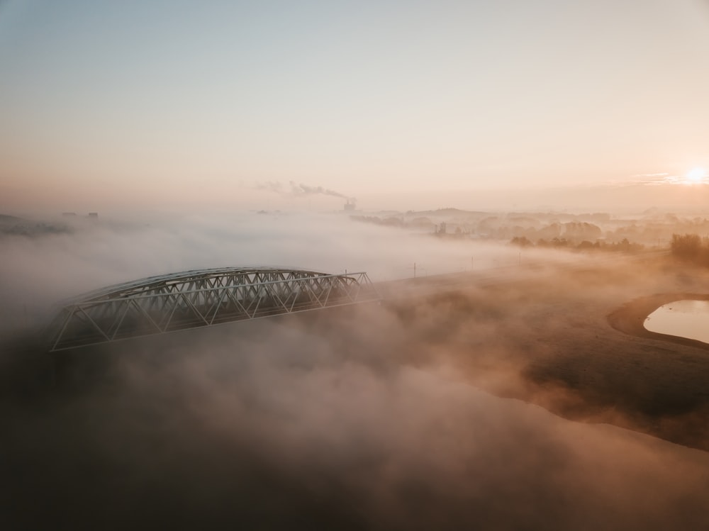 Photo aérienne du pont brumeux