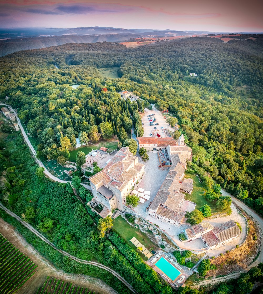 edificio in cemento verde e marrone