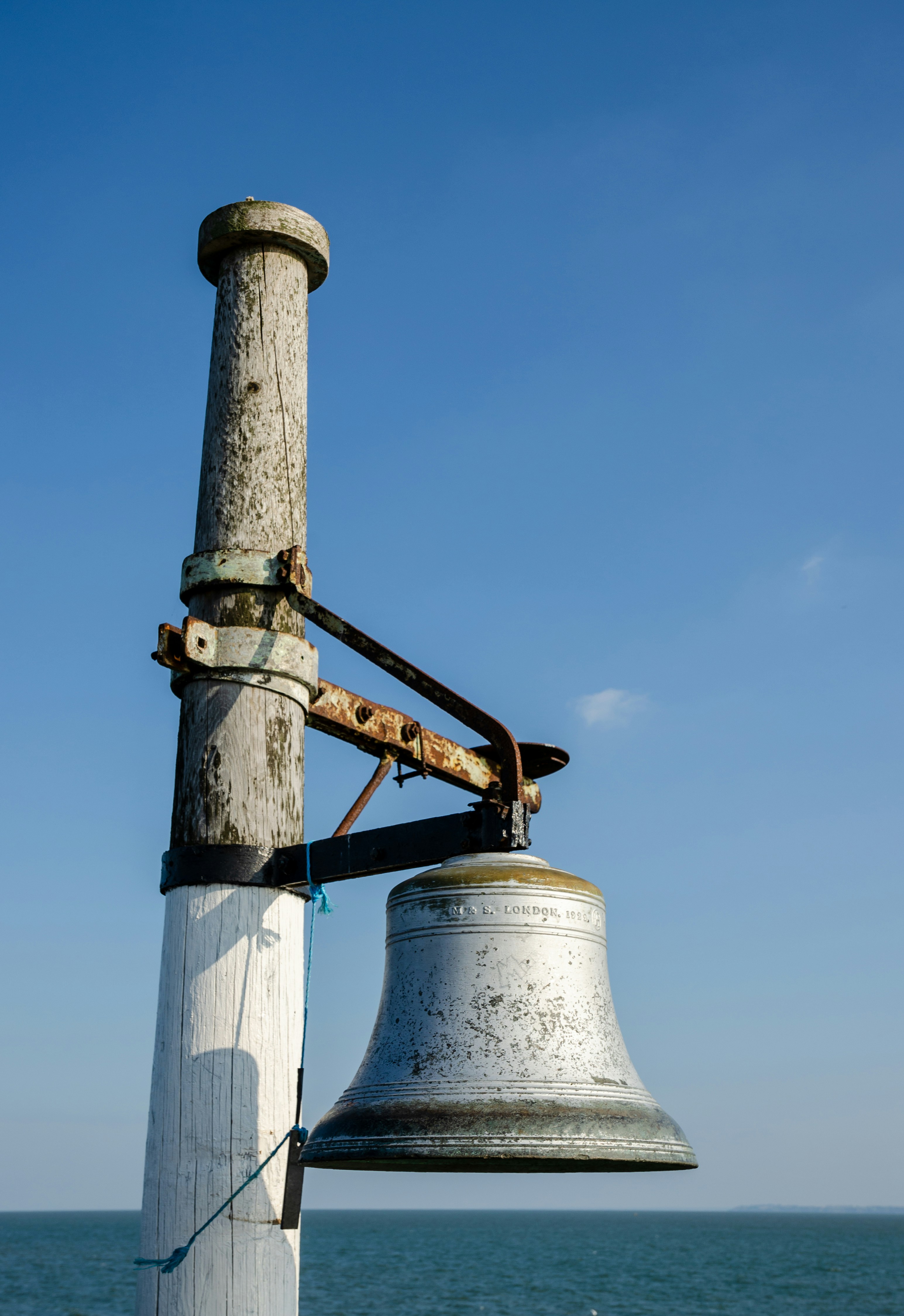 Колокол в воде. Подвеска колокольчик серебро. Колокол в воде. Водолазный колокол леонардо да винчи. Здания с колоколами.