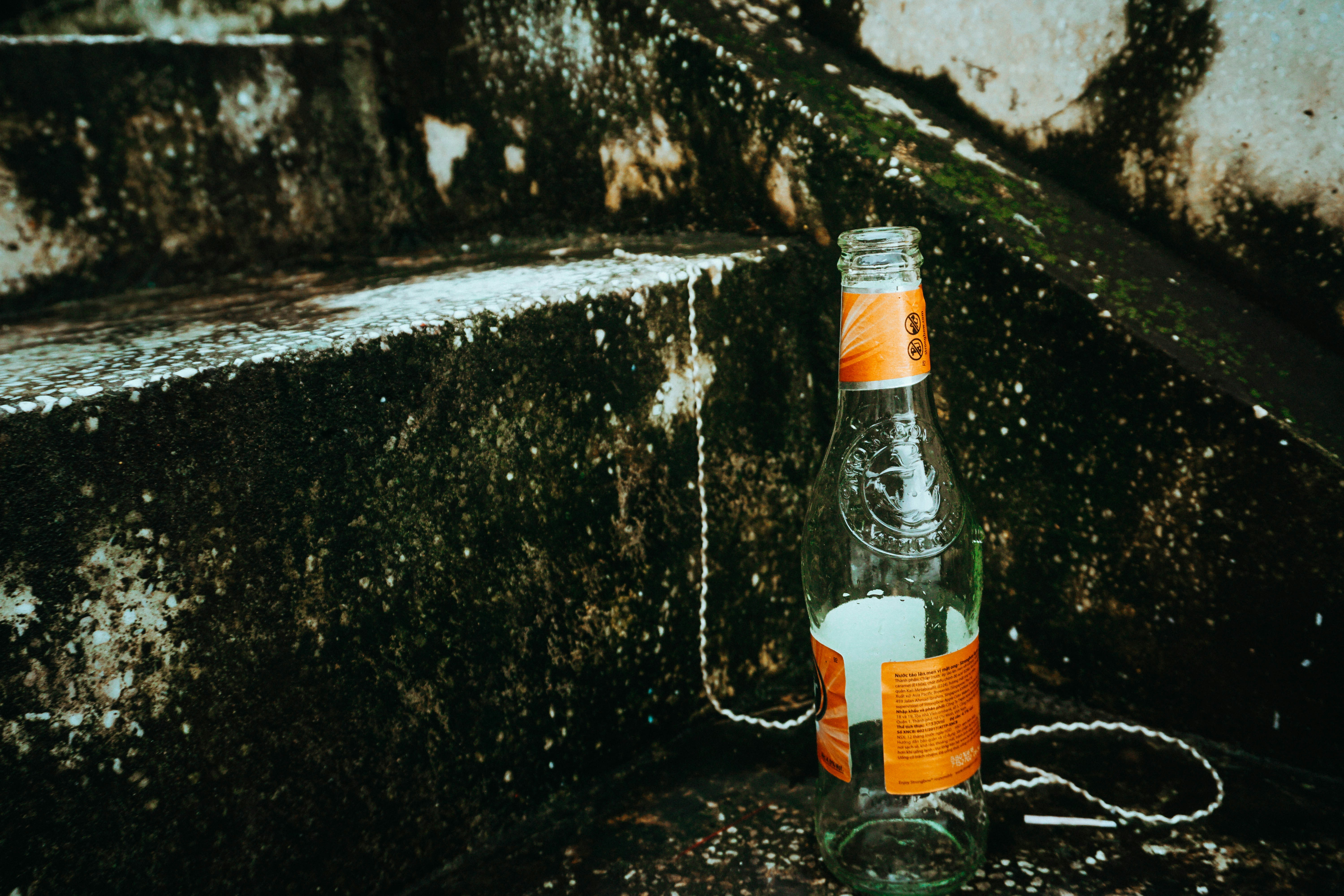 https://images.unsplash.com/photo-1543431786-24970c922b98?ixid=M3w2MjYzNjJ8MHwxfHNlYXJjaHw4fHxkaXJ0eSUyMHNvZGF8ZW58MHwwfHx8MTc3OTM4MzU2MXww&ixlib=rb-4.1.0
