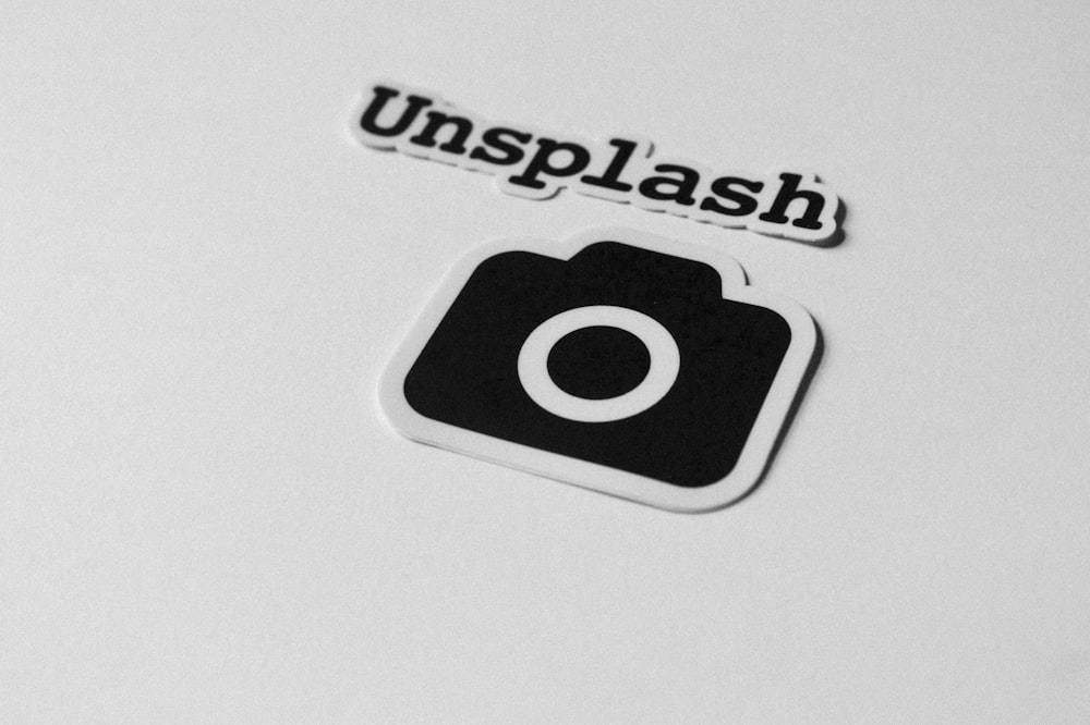 primer plano del texto de Unsplash y pegatinas de la cámara