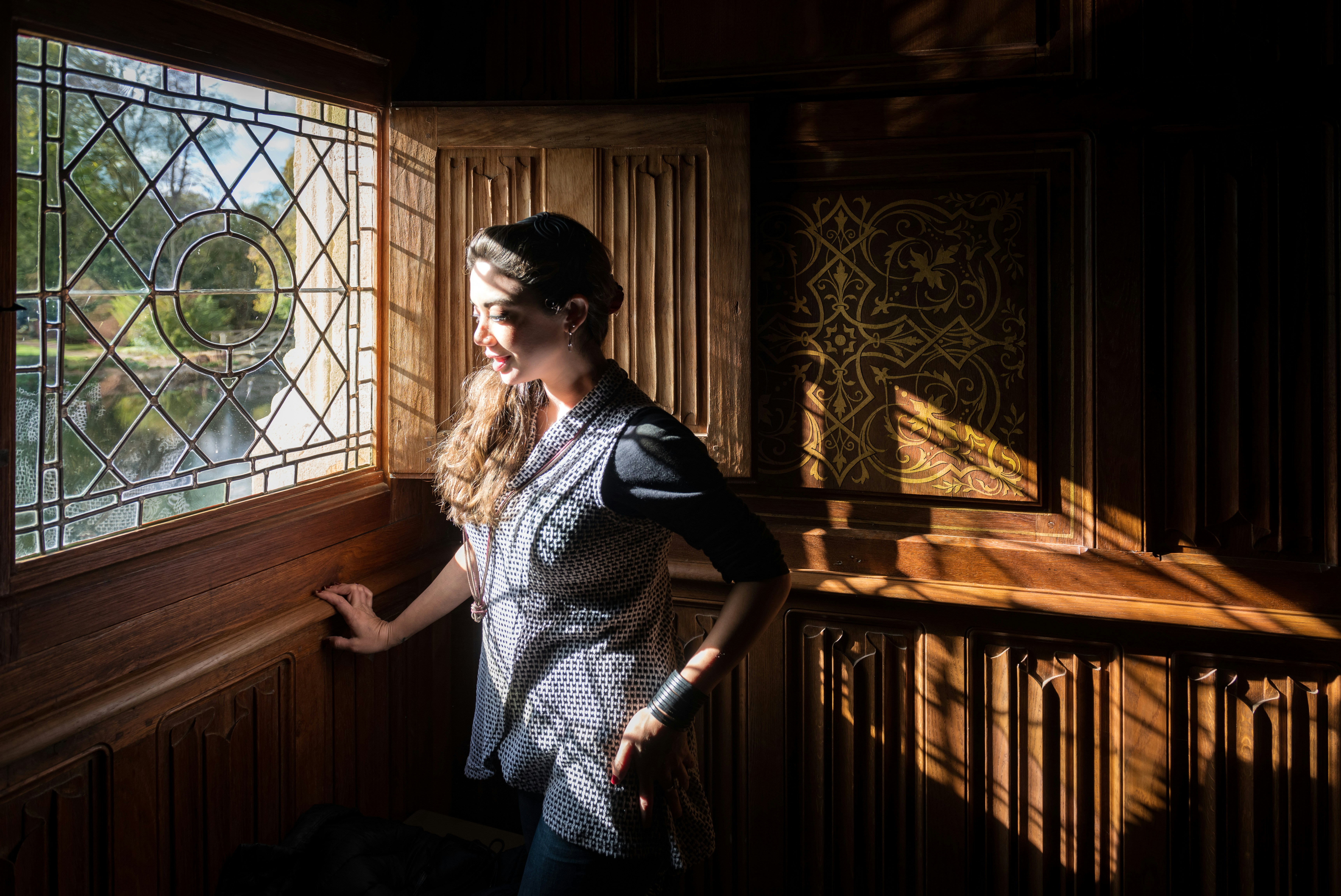 Mujer frente a la ventana