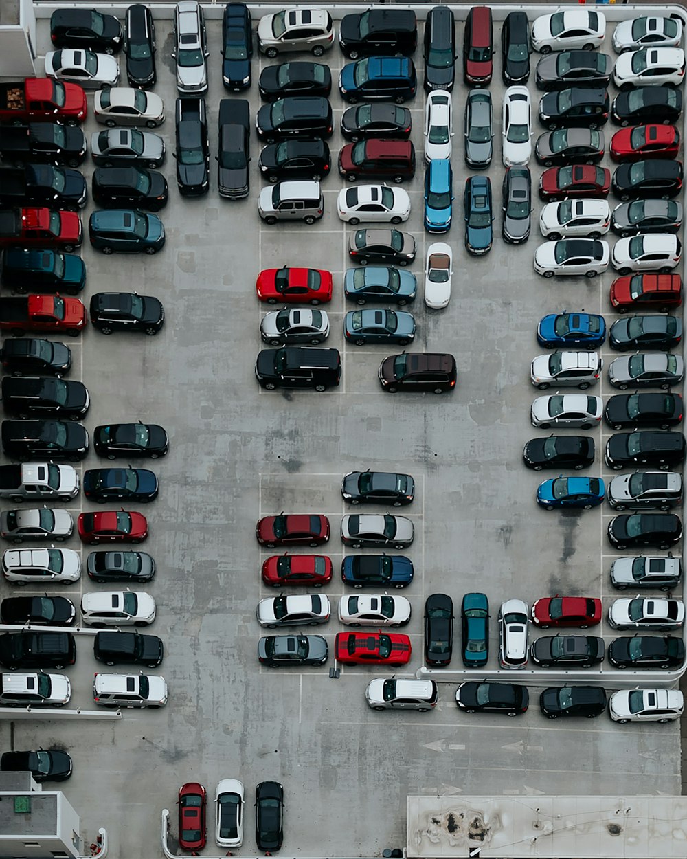 駐車場の車の航空写真