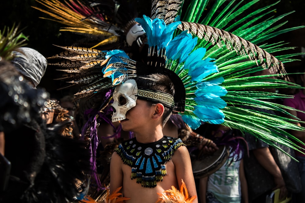 Fotografia de foco seletivo de menino usando máscara