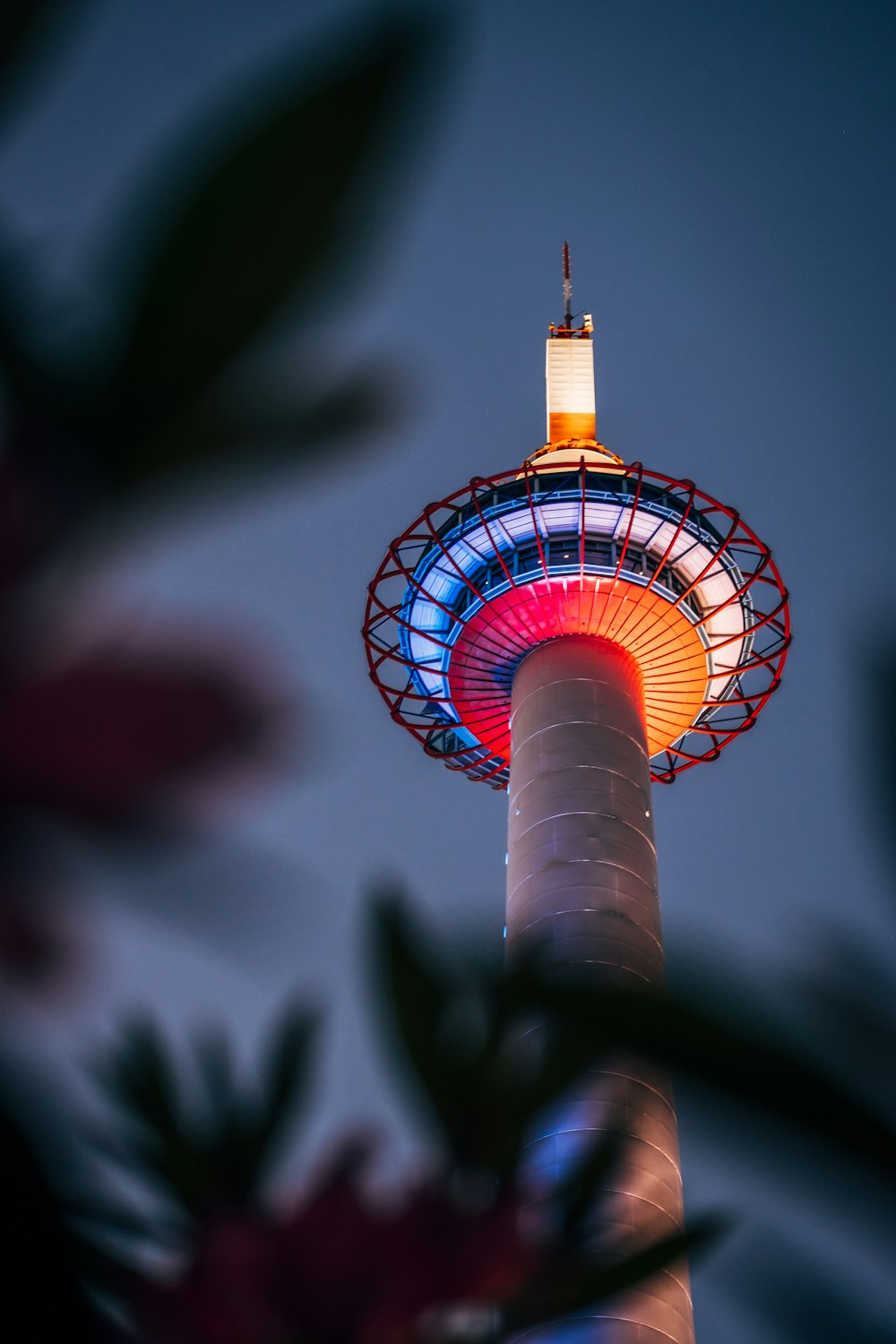 Foto dal basso della torre illuminata