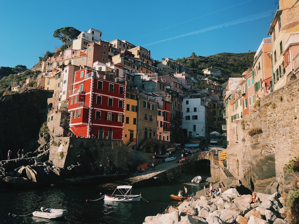 Immeubles colorés de grande hauteur au bord d’un canal