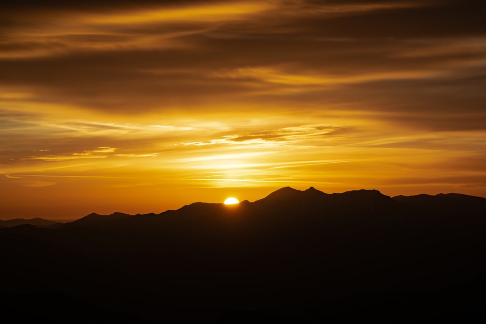 soleil couchant derrière les montagnes