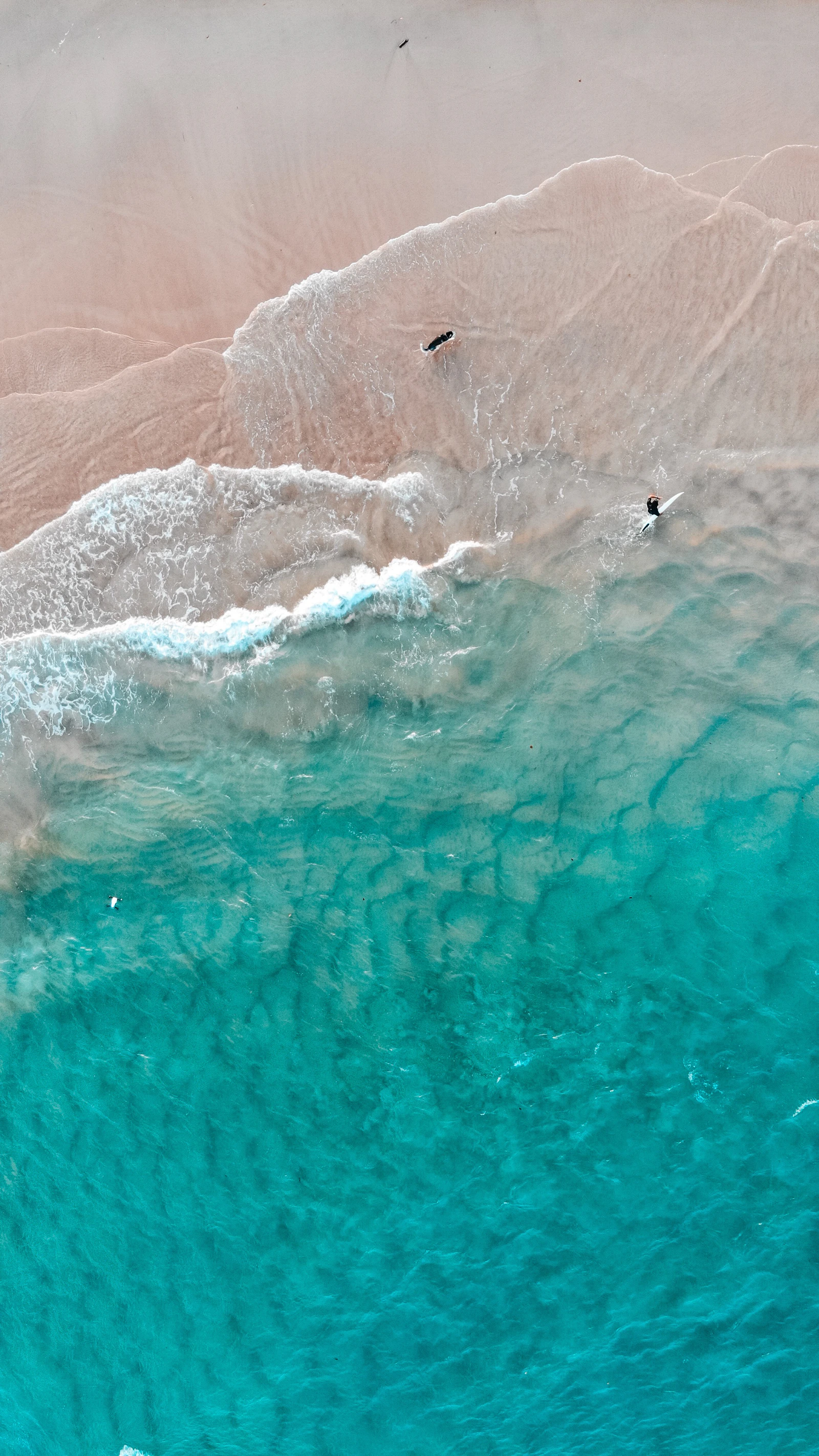 Costa y olas vistas desde arriba
