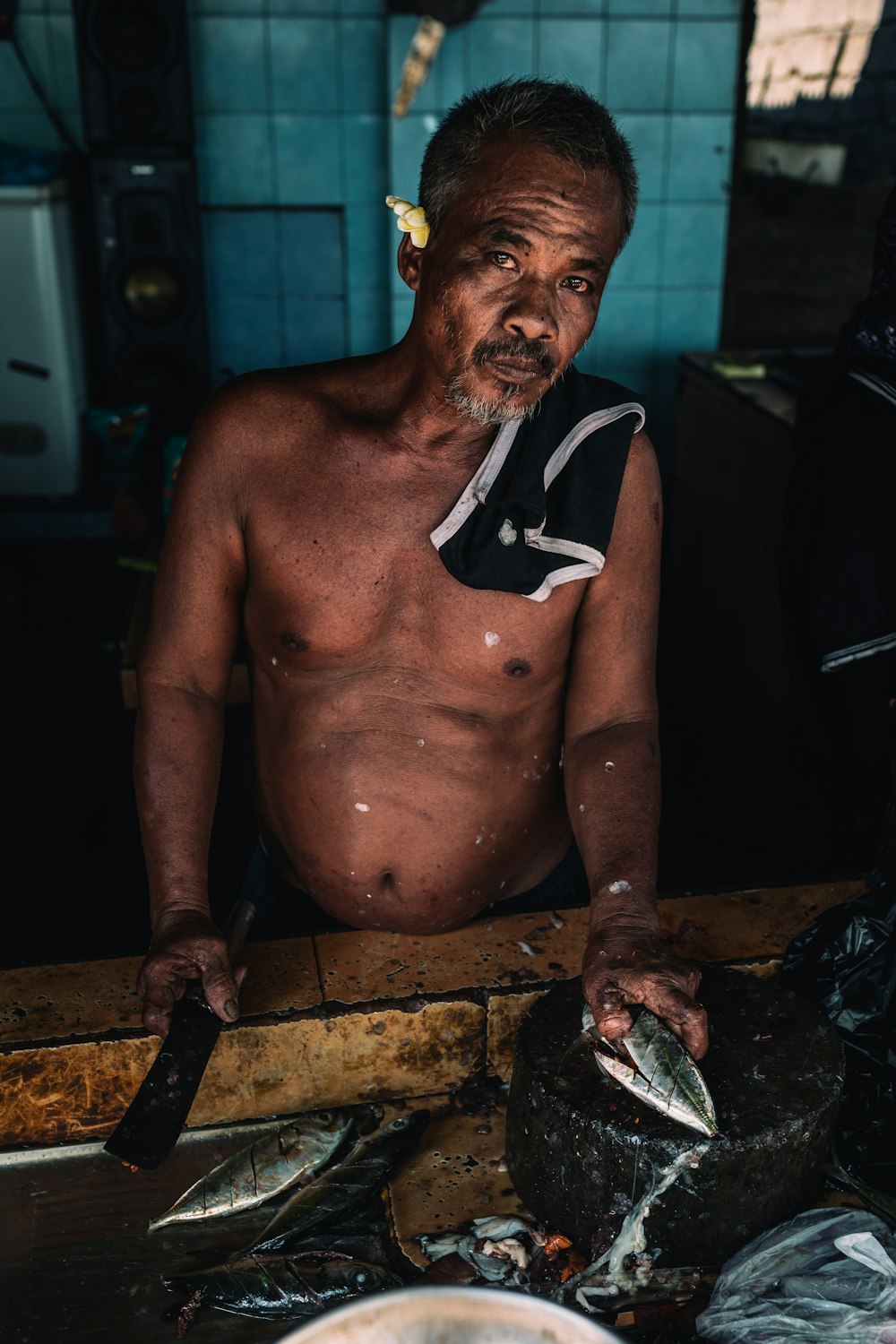 hombre sosteniendo machete y pescado