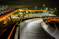 Site peyzajında kullanılan modern aydınlatma ve yürüyüş yollarının panoramik görüntüsü.