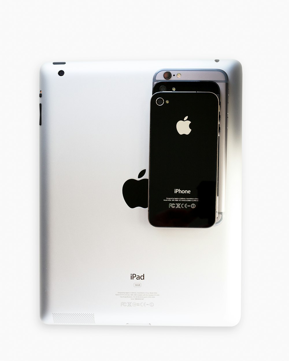 iPad argento, iPhone 4 nero, iPhone 5 nero e iPhone 6 grigio siderale