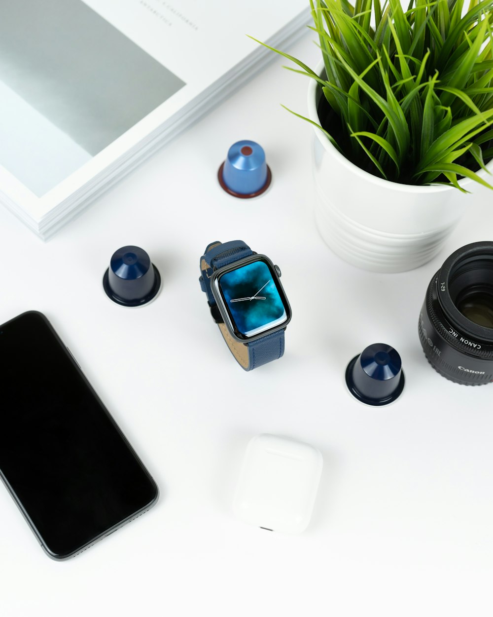 Montre bleue à côté de l’objectif de la caméra près de l’usine