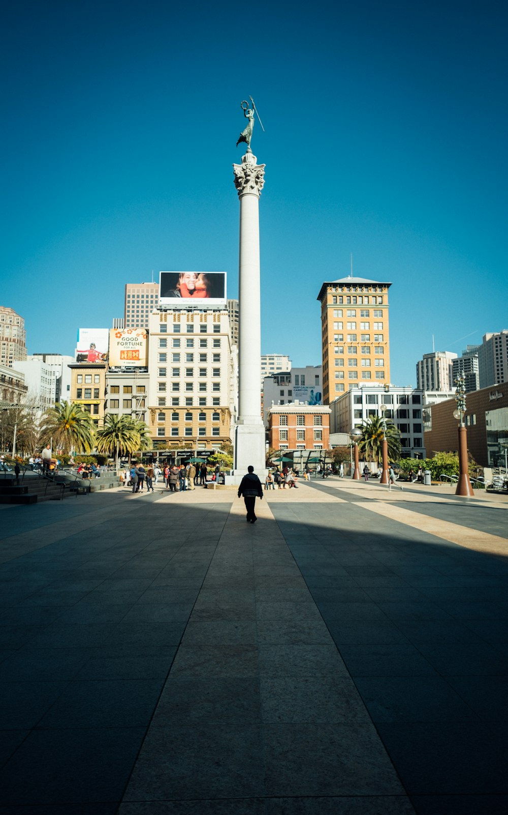 Hombre caminando frente a la Torre Blanca