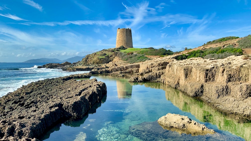Torre de vigia perto da costa do mar