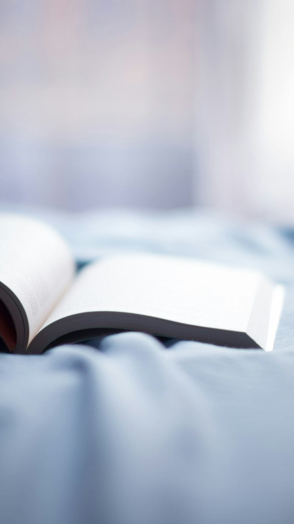 libro aperto sul letto